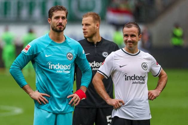 Sport Themen der Woche KW36 Sport Bilder des Tages xMHx - Fussball 1. Bundesliga: Eintracht Frankfurt - VfL Wolfsburg am 10.09.2022 im Deutsche Bank Park in Frankfurt Torwart Kevin Trapp (Frankfurt 1) und Mario Götze Goetze Gotze (Frankfurt 27) unzufrieden, enttäuscht, enttaeuscht, niedergeschlagen. *** xMHx Football 1 Bundesliga Eintracht Frankfurt VfL Wolfsburg on 10 09 2022 at Deutsche Bank Park in Frankfurt goalkeeper Kevin Trapp Frankfurt 1 and Mario Götze Goetze Gotze Frankfurt 27 dissatisfied, disappointed, disappointed, depressed MH