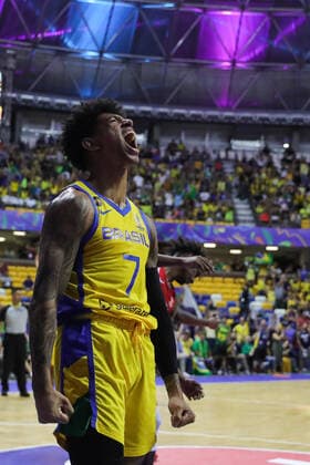 Sport Bilder des Tages (220911) -- RECIFE, Sept. 11, 2022 -- Didi Louzada of Brazil reacts after scoring during a semifinal match between Brazil and Canada at the FIBA Americup 2022 in Recife, Brazil, Sept. 10, 2022. ) (SP)BRAZIL-RECIFE-BASKETBALL-FIBA AMERICUP-BRAZIL VS CANADA WangxTiancong 