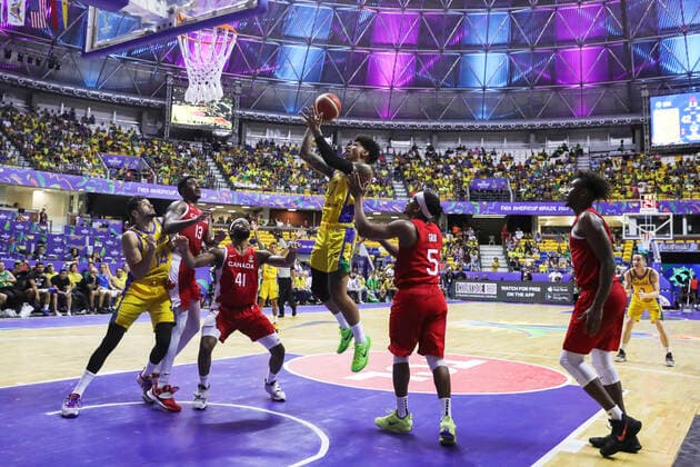 (220911) -- RECIFE, Sept. 11, 2022 -- Didi Louzada (4th L) of Brazil shoots during a semifinal match between Brazil and Canada at the FIBA Americup 2022 in Recife, Brazil, Sept. 10, 2022. ) (SP)BRAZIL-RECIFE-BASKETBALL-FIBA AMERICUP-BRAZIL VS CANADA WangxTiancong 