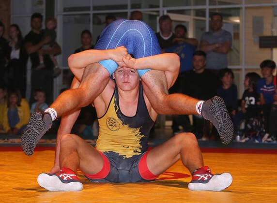 Bilder des Jahres 2022, Sport 09 September Sport Themen der Woche KW36 BAU 10.09.2022 Neckarweihingen Ringen KSV Neckarweihingen vs. TSG Nattheim, 80kg Freistil, Viktor Schlegel (Neckarweihingen, gelb) vs. Jan Riek (Nattheim, blau) *** BAU 10 09 2022 Neckarweihingen wrestling KSV Neckarweihingen vs TSG Nattheim, 80kg freestyle, Viktor Schlegel Neckarweihingen, yellow vs Jan Riek Nattheim, blue