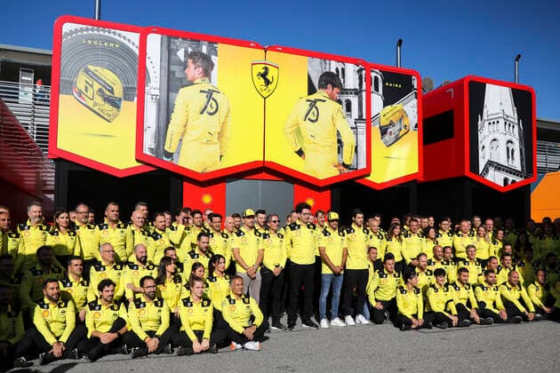 F1 Italian Grand Prix Charles Leclerc, Laurent Mekies, Mattia Binotto, Carlos Sainz, Antonio Giovinazzi pose for team photo celebrating 75 years of Ferrari during the Formula 1 Italian Grand Prix race day at Circuit Monza, on September 11, 2022 in Monza, Italy Monza Italy  Copyright: xBeataxZawrzelx originalFilename:zawrzel-f1italia220911_np8yd.jpg