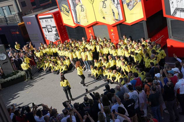 FORMULA 1 PIRELLI GRAN PREMIO D ITALIA 2022 11 09 2022, Autodromo Nazionale di Monza, Monza, FORMULA 1 PIRELLI GRAN PREMIO D ITALIA 2022 ,in the picture group picture of the Ferrari employees to the 75th anniversary of the mark nordphotoxGmbHx xBratic nph00250