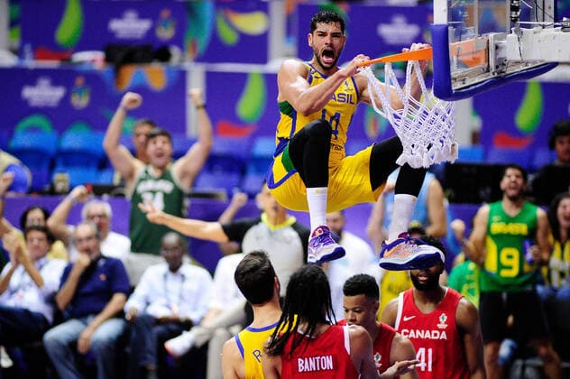 Bilder des Jahres 2022, Sport 09 September Sport Themen der Woche KW36 Brasil x Canadá RECIFE, PE - 10.09.2022: BRASIL X CANADÁ - Player Léo Meindl (Brazil - 14 - on top) celebrates dunk during the game between Brazil X Canada, valid for the semifinals of the Copa América Men& 39;s Basketball, FIBA Americup Brazil 2022, held at Ginásio Geraldo Magalhães, known as Ginásio Geraldão, in Recife (PE), Brazil, this Saturday (10). (Photo: Ricardo Fernandes Spia Photo Fotoarena) x2264293x  RicardoxFernandes