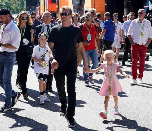 FORMULA 1 PIRELLI GRAN PREMIO D ITALIA 2022 11 09 2022, Autodromo Nazionale di Monza, Monza, FORMULA 1 PIRELLI GRAN PREMIO D ITALIA 2022 ,in the picture Kimi Räikkönen with wife Mintu and the children Robin and Rianna in the paddock of Monza nordphotoxGmbHx xBratic nph00250