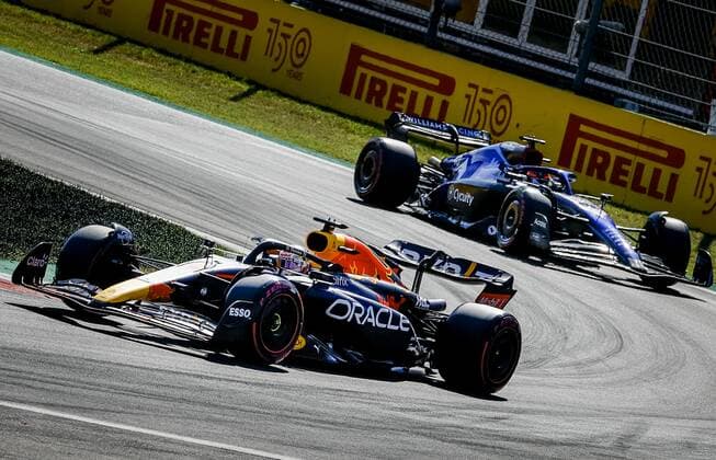 MONZA Max Verstappen Oracle Red Bull Racing and Nyck de Vries Williams during the F1 Grand Prix of Italy at the Circuit de Monza in Monza, Italy REMKO DE WAAL F1 Grand Prix of Italy Race 2022 xVIxANPxSportx xxANPxIVx 454540289 originalFilename: 454540289.jpg