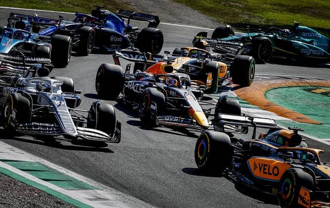 MONZA Max Verstappen Oracle Red Bull Racing and Nyck de Vries Williams back left during the F1 Grand Prix of Italy at the Circuit de Monza in Monza, Italy REMKO DE WAAL F1 Grand Prix of Italy Race 2022 xVIxANPxSportx xxANPxIVx 454540537 originalFilename: 454540537.jpg