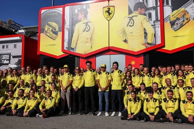 16 Charles Leclerc (MCO, Scuderia Ferrari), Laurent Mekies (FRA, Scuderia Ferrari), Mattia Binotto (ITA, Scuderia Ferrari), 55 Carlos Sainz (ESP, Scuderia Ferrari) pose with the Ferrari team for a photo to commemorate the teams 75th anniversary, F1 Grand Prix of Italy at Autodromo Nazionale Monza on September 11, 2022 in Monza, Italy. (Photo by HOCH ZWEI Italy Photo Press) (Verwendung nur in Deutschland - GERMANY ONLY) *** 16 Charles Leclerc MCO, Scuderia Ferrari , Laurent Mekies FRA, Scuderia Ferrari , Mattia Binotto ITA, Scuderia Ferrari , 55 Carlos Sainz ESP, Scuderia Ferrari pose with the Ferrari team for a photo to commemorate the teams 75th anniversary, F1 Grand Prix of Italy at Autodromo Nazionale Monza on September 11, 2022 in Monza, Italy Photo by HOCH ZWEI Italy Photo Press Use only in Germany GERMANY ONLY