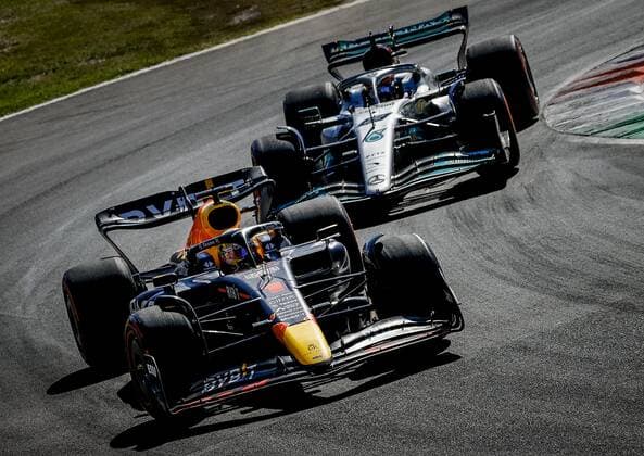 MONZA Max Verstappen Oracle Red Bull Racing and George Russell Mercedes during the F1 Grand Prix of Italy at the Monza Circuit in Monza, Italy REMKO DE WAAL F1 Grand Prix of Italy Race 2022 xVIxANPxSportx xxANPxIVx 454540759 originalFilename: 454540759.jpg