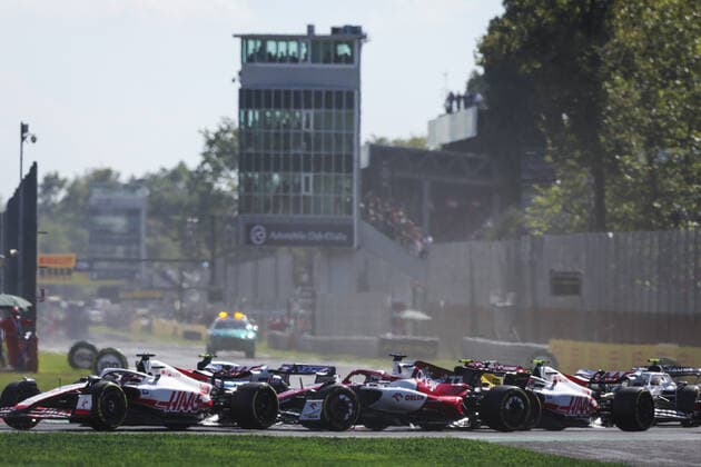 77 BOTTAS Valtteri (fin), Alfa Romeo F1 Team ORLEN C42, action during the Formula 1 Pirelli Gran Premio d™Italia 2022, Italian Grand Prix 2022, 16th round of the 2022 FIA Formula One World Championship, WM, Weltmeisterschaft from September 9 to 11, 2022 on the Autodromo Nazionale di Monza, in Monza, Italy - F1 - ITALIAN GRAND PRIX 2022 - RACE DPPI Panoramic  00122038_G00D1006.JPG_