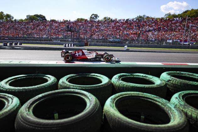 24 ZHOU Guanyu (chi), Alfa Romeo F1 Team ORLEN C42, action during the Formula 1 Pirelli Gran Premio d™Italia 2022, Italian Grand Prix 2022, 16th round of the 2022 FIA Formula One World Championship, WM, Weltmeisterschaft from September 9 to 11, 2022 on the Autodromo Nazionale di Monza, in Monza, Italy - F1 - ITALIAN GRAND PRIX 2022 - RACE DPPI Panoramic  00122038_G00D1566.JPG_