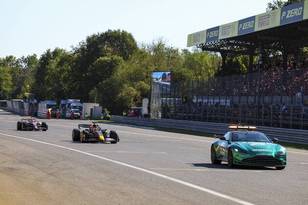 Safety car, 01 VERSTAPPEN Max (nld), Red Bull Racing RB18, action during the Formula 1 Pirelli Gran Premio d™Italia 2022, Italian Grand Prix 2022, 16th round of the 2022 FIA Formula One World Championship, WM, Weltmeisterschaft from September 9 to 11, 2022 on the Autodromo Nazionale di Monza, in Monza, Italy - F1 - ITALIAN GRAND PRIX 2022 - RACE DPPI Panoramic 00122038_GOOD0905.JPG_