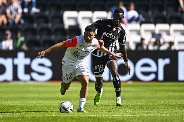 Jordan Ferri (Montpellier) vs Abdallah Sima (Angers) FOOTBALL : Angers vs Montpellier - Ligue 1 Uber eats - 11 09 2022 JBAutissier Panoramic 