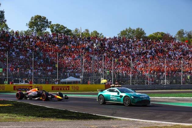 Sport Bilder des Tages safety car, 01 VERSTAPPEN Max (nld), Red Bull Racing RB18, action during the Formula 1 Pirelli Gran Premio d™Italia 2022, Italian Grand Prix 2022, 16th round of the 2022 FIA Formula One World Championship, WM, Weltmeisterschaft from September 9 to 11, 2022 on the Autodromo Nazionale di Monza, in Monza, Italy - F1 - ITALIAN GRAND PRIX 2022 - RACE DPPI Panoramic 00122038_AV6_5655