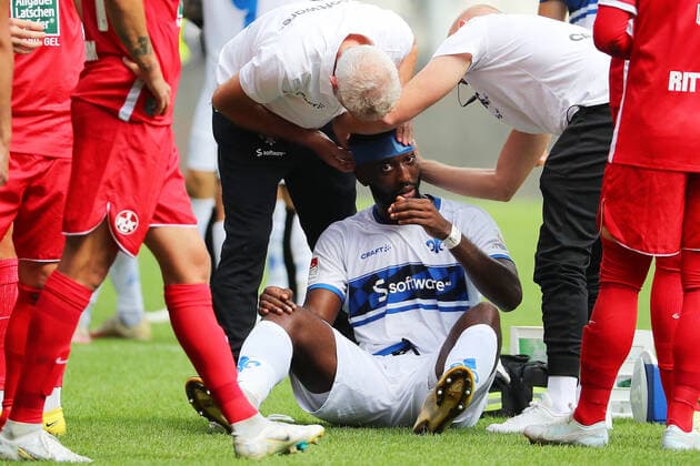 Sport Themen der Woche KW36 11.09.2022, xtvx, Fussball 2.Bundesliga, 1.FC Kaiserslautern - SV Darmstadt 98 emspor, emonline v.l. Verletzung Patric Pfeiffer (SV Darmstadt 98) (DFL DFB REGULATIONS PROHIBIT ANY USE OF PHOTOGRAPHS as IMAGE SEQUENCES and or QUASI-VIDEO) Kaiserslautern *** 11 09 2022, xtvx, football 2 Bundesliga, 1 FC Kaiserslautern SV Darmstadt 98 emspor, emonline v l injury Patric Pfeiffer SV Darmstadt 98 DFL DFB REGULATES PROHIBIT ANY USE OF PHOTOGRAPHS as IMAGE SEQUENCES and or QUASI VIDEO Kaiserslautern