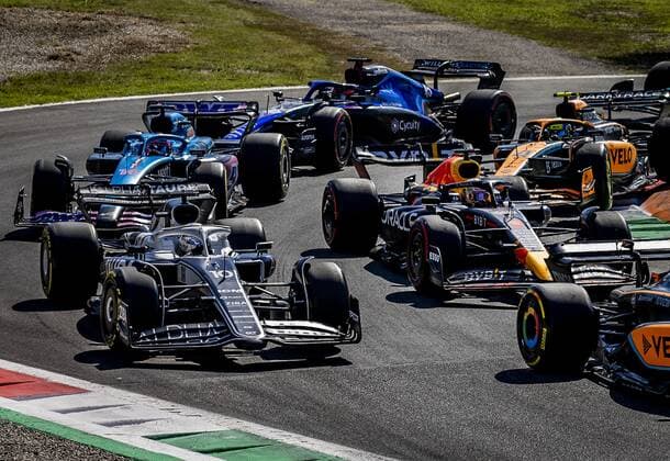MONZA Max Verstappen Oracle Red Bull Racing and Nyck de Vries Williams back left during the F1 Grand Prix of Italy at the Circuit de Monza in Monza, Italy REMKO DE WAAL F1 Grand Prix of Italy Race 2022 xVIxANPxSportx xxANPxIVx 454553701 originalFilename: 454553701.jpg