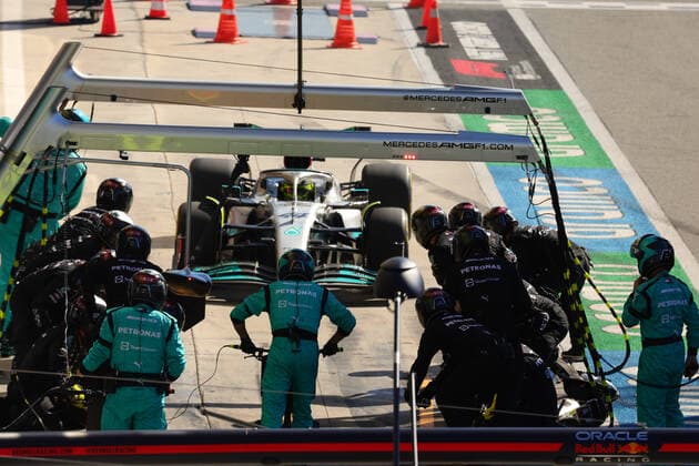 44 HAMILTON Lewis (gbr), Mercedes AMG F1 Team W13, action pitstop during the Formula 1 Pirelli Gran Premio d™Italia 2022, Italian Grand Prix 2022, 16th round of the 2022 FIA Formula One World Championship, WM, Weltmeisterschaft from September 9 to 11, 2022 on the Autodromo Nazionale di Monza, in Monza, Italy - F1 - ITALIAN GRAND PRIX 2022 - RACE DPPI Panoramic  00122038_20220911_1Q0A0107