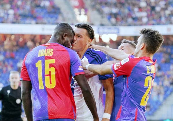 Sport Themen der Woche KW36 Sport Bilder des Tages Foto Manuel Geisser 11.09.2022 Fussball Super League Saison 2022 2023 FC Basel - Grasshopper Club Zuerich. 15 Kasim Adams (FC Basel) gegen Renat Dadashov (GC) (r.) Aktion Zweikampf *** Photo Manuel Geisser 11 09 2022 Football Super League season 2022 2023 FC Basel Grasshopper Club Zuerich 15 Kasim Adams FC Basel against Renat Dadashov GC r action duel 