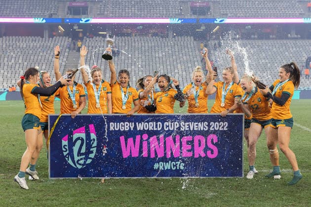 Bilder des Jahres 2022, Sport 09 September Sport Themen der Woche KW36 Sport Bilder des Tages Siebener-Rugby-Weltmeisterschaft Der neue Weltmeister im Frauen-Wettbewerb, Australien, feiert bei der Siegerehrung mit einer Champagner-Dusche. Rechts Mannschaftsführerin Charlotte Caslick. Siebener-Rugby-Weltmeisterschaft am 11. September 2022 in Kapstadt (Südafrika). Siegerehrung., Cape Town Provinz Westkap Südafrika Cape Town Stadium *** Sevens Rugby World Cup The new world champion in the womens competition, Australia, celebrates with a champagne shower at the award ceremony Right Team Captain Charlotte Caslick Sevens Rugby World Cup on 11 September 2022 in Cape Town South Africa Award Ceremony , Cape Town Province Western Cape South Africa Cape Town Stadium