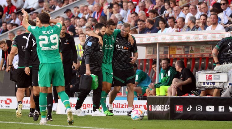 Sport Themen der Woche KW36 Sport Bilder des Tages 11.09.22 SC Freiburg - Borussia Mönchengladbach Deutschland, Freiburg, 11.09.2022, Fussball, Bundesliga, SC Freiburg - Borussia Mönchengladbach: Florian Neuhaus (Borussia Mönchengladbach) Verletzung. *** 11 09 22 SC Freiburg Borussia Mönchengladbach Germany, Freiburg, 11 09 2022, football, Bundesliga, SC Freiburg Borussia Mönchengladbach Florian Neuhaus Borussia Mönchengladbach injury