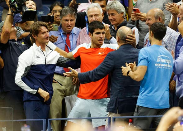 Carlos Alcaraz ESP cheers after the victory in the players box with his team,on the left coach Juan Carlos Ferrero,jubilation,joy,emotion Copyright: xJuergenxHasenkopfx