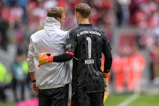 Soccer, 1 Bundesliga, 20220910, FC Bayern München VfB Stuttgart In the picture coach of FC Bayern München Julian NAGELSMANN imprint back jacket PARLEY FOR THE OCEAN and Manuel NEUER FC Bayern München, 1 instruction instruction instruction correction conducts conductor coaching coaching Munich Allianz Arena Bayern Germany Copyright: Passion2Press MarkusxFischerx