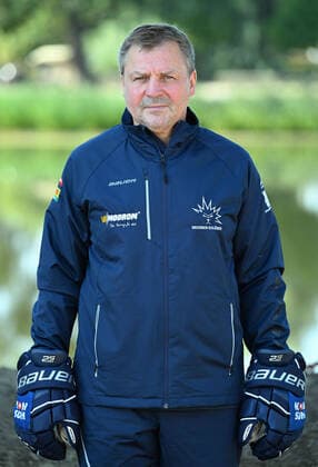 GER Saxony Moritzburg castle hunting lodge team photo session of the Dresdner Eislöwen ice hockey team and individual portraits here head coach Andreas Brockmann 1108 22 1108 22
