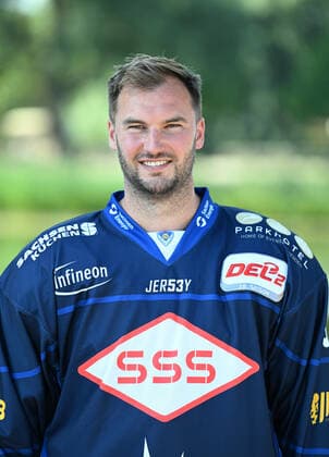 GER Saxony Moritzburg castle hunting lodge team photo session of the Dresdner Eislöwen ice hockey team and individual portraits here Jordan Knackstedt 1108 22 1108 22
