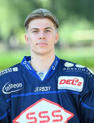 GER Saxony Moritzburg castle hunting lodge team photo session of the Dresdner Eislöwen ice hockey team and individual portraits here Joshua Geuß 1108 22 1108 22