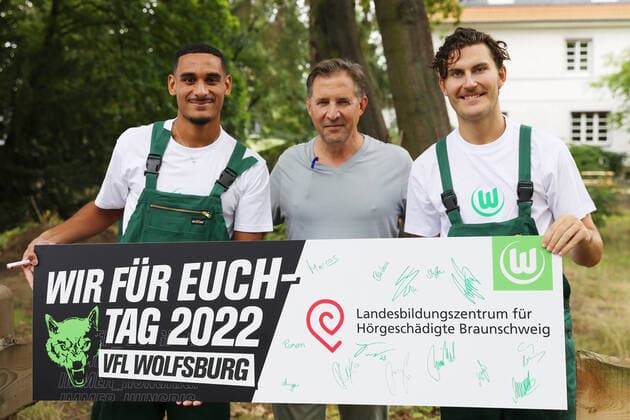 Bilder des Jahres 2022, Sport 09 September Sport Themen der Woche KW37 Sport Bilder des Tages Wir für euch Tag Wolfsburg, 13.09.2022, FUßBALL - VfL Wolfsburg, Bundesliga, Saison 2022 23, Wir für euch Tag in Braunschweig LBZH, Maxence Lacroix (VfL Wolfsburg), Jonas Wind (VfL Wolfsburg) Wolfsburg *** We for you day Wolfsburg, 13 09 2022, FOOTBALL VfL Wolfsburg, Bundesliga, season 2022 23, We for you day in Braunschweig LBZH, Maxence Lacroix VfL Wolfsburg , Jonas Wind VfL Wolfsburg Wolfsburg
