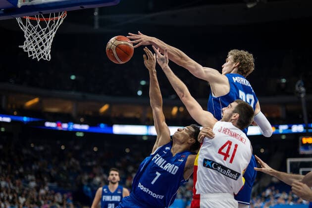 Bilder des Jahres 2022, Sport 09 September Sport Themen der Woche KW37 Basketball Berlin 13.09.2022 Eurobasket 2022 Viertelfinale Spanien (ESP) - Finnland (FIN) Lauri Markkanen (Finnland, No.23) Shawn Huff (Finnland, No.07) Juancho Hernangomez (Spanien, No.41) *** Basketball Berlin 13 09 2022 Eurobasket 2022 Quarterfinals Spain ESP Finland FIN Lauri Markkanen Finland, No 23 Shawn Huff Finland, No 07 Juancho Hernangomez Spain, No 41