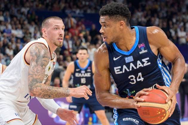 v l Daniel Theis Team Germany, 10 , Giannis Antetokounmpo Greece, 34 , duel, action, fight, Germany vs Greece, GER, FIBA Eurobasket, quarter final game, BBL, Basketball Maenner, season 2022, 13 09 2022, GER, FIBA Eurobasket, Germany vs Greece, quarter final game, BBL, Basketball Maenner, season 2022, 13 09 2022, Berlin Copyright: xEibner-Pressefoto UwexKochx EP_UKH