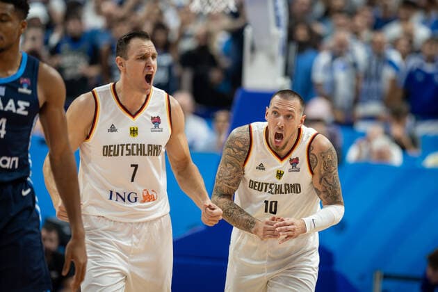 Sport Themen der Woche KW37 Sport Bilder des Tages Basketball Berlin 13.09.2022 Eurobasket 2022 Viertelfinale Deutschland (GER) - Griechenland (GRE) Johannes Voigtmann (Deutschland, No.07) Daniel Theis (Deutschland, No.10) *** Basketball Berlin 13 09 2022 Eurobasket 2022 Quarterfinals Germany GER Greece GRE Johannes Voigtmann Germany, No 07 Daniel Theis Germany, No 10