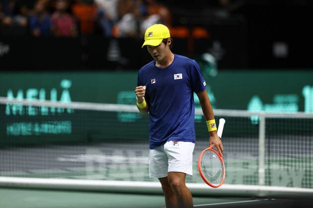 September 13, 2022, VALENCIA, VALENCIA, SPAIN: Soonwoo Kwon of South Korea in action against Felix Auger-Aliassime of Canada during the the Davis Cup by Rakuten 2022, Finals Group B, tennis match 1 played between South Korea and Canada at Fuente de San Luis pavilion on September 13, 2022, in Valencia, Spain. VALENCIA SPAIN - ZUMAa181 20220913_zaa_a181_065 Copyright: xOscarxJ.xBarrosox