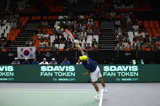 September 13, 2022, VALENCIA, VALENCIA, SPAIN: Soonwoo Kwon of South Korea in action against Felix Auger-Aliassime of Canada during the the Davis Cup by Rakuten 2022, Finals Group B, tennis match 1 played between South Korea and Canada at Fuente de San Luis pavilion on September 13, 2022, in Valencia, Spain. VALENCIA SPAIN - ZUMAa181 20220913_zaa_a181_077 Copyright: xOscarxJ.xBarrosox