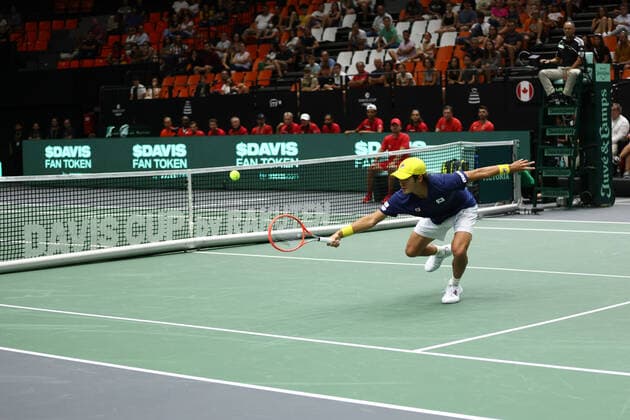 September 13, 2022, VALENCIA, VALENCIA, SPAIN: Soonwoo Kwon of South Korea in action against Felix Auger-Aliassime of Canada during the the Davis Cup by Rakuten 2022, Finals Group B, tennis match 1 played between South Korea and Canada at Fuente de San Luis pavilion on September 13, 2022, in Valencia, Spain. VALENCIA SPAIN - ZUMAa181 20220913_zaa_a181_078 Copyright: xOscarxJ.xBarrosox