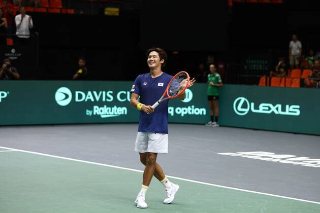 September 13, 2022, VALENCIA, VALENCIA, SPAIN: Soonwoo Kwon of South Korea celebrates the victory against Felix Auger-Aliassime of Canada during the the Davis Cup by Rakuten 2022, Finals Group B, tennis match 1 played between South Korea and Canada at Fuente de San Luis pavilion on September 13, 2022, in Valencia, Spain. VALENCIA SPAIN - ZUMAa181 20220913_zaa_a181_082 Copyright: xOscarxJ.xBarrosox