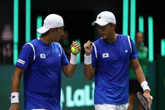 September 13, 2022, VALENCIA, VALENCIA, SPAIN: Ji Sung Nam and Min-Kyu Song of South Korea play doubles against Felix Auger-Aliassime and Vasekof Pospisil Canada during the the Davis Cup by Rakuten 2022, Finals Group B, tennis match 3 played between South Korea and Canada at Fuente de San Luis pavilion on September 13, 2022, in Valencia, Spain. VALENCIA SPAIN - ZUMAa181 20220913_zaa_a181_098 Copyright: xOscarxJ.xBarrosox