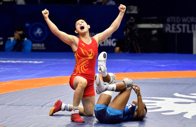 Bilder des Jahres 2022, Sport 09 September Sport Themen der Woche KW37 Sport Bilder des Tages (220914) -- BELGRADE, Sept. 14, 2022 -- China s Xie Mengyu (L) celebrates after defeating Jacarra Winchester of the United States during their bronze medal final of the women s 55kg category at the Wrestling World Championships in Belgrade, Serbia, on Sept. 13, 2022. (Photo by Predrag Milosavljevic Xinhua) (SP)SERBIA-BELGRADE-WRESTLING-WORLD CHAMPIONSHIPS-WOMEN zhangxiuzhi 