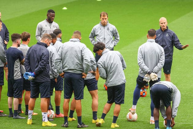Union s head coach Karel Geraerts (R) talks to his players during a training session of Belgian soccer team Royale Union Saint-Gilloise, Wednesday 14 September 2022 in Leuven, in preparation of tomorrow s game against Swedish team FC Malmo on day 2 of the Uefa Europa League group stage. DAVIDxPINTENS  x44279345x