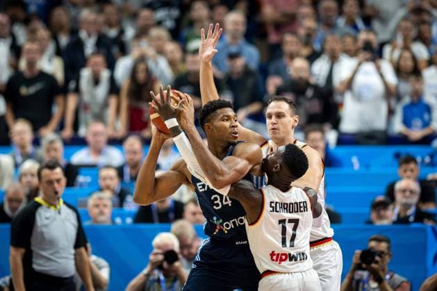 Basketball Berlin 13 09 2022 Eurobasket 2022 Quarterfinals Germany GER Greece GRE Giannis Antetokounmpo Greece, No 34 Dennis Schröder Schroeder Germany, No 17 Schröder Schroder Johannes Voigtmann Germany, No 07