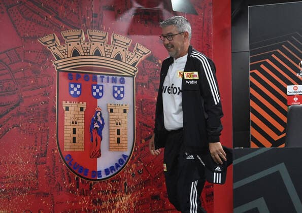 Football, men, season 2022 2023, Europa League, press conference training before Sporting Braga 1 FC Union Berlin, coach Urs Fischer 1 FC Union after the PK next to the club crest of Braga, 14 09 2022, Copyright: xMatthiasxKochx