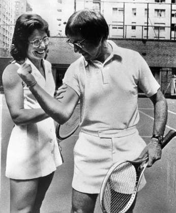 19730717 - Amerikanska tennisspelerskan Billie Jean King testar musklerna pa 55-arige tidigare Wimledonvinnaren Bobby Riggs som utmanat King i en 100 000-dollarmatch. Matchen vanns av King i tre raka set och kom att kallas The Battle of the Sexes NEW YORK UNITED STATES TENNIS x450x  Copyright: xUPIx BATTLE OF THE SEXES KING OCH RIGGS