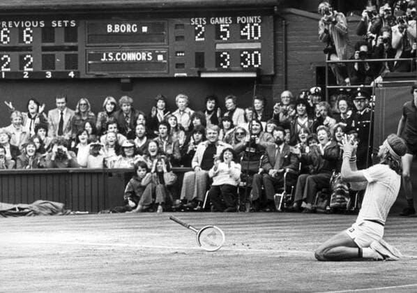 SEKLET 70 Tennisspelaren Björn Borg faller ner pa knä efter att ha vunnit tredje raka segern i Wimbledon, juli 1978. Borg vann i finalen över amerikanen Jimmy Connors. STORBRITANNIEN Tennis x450x  Copyright: xUPIx WIMBLEDON 1978 BJÖRN BORG