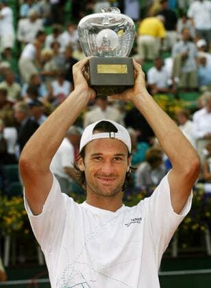 STOCKHOLM 020714 Carlos Moya, Spanien, besegrade pa södnagen Younes El Aynaoui, Marcocko, med 2-1 i set under tennisturneringen Swedish Open i Bastad. BASTAD SVERIGE TENNIS x1066x  Copyright: xHENRIKxMONTGOMERYx PRB_SWEDISH_OPEN_MOYA