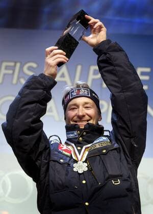 ST MORITZ 20030208 Det blev norskt VM-silver genom Kjetil Andre Aamodt da herrarnas störtlopp avgjordes i St Moritz lördagen den 8:e februari 2003. Här poserar Aamodt med sitt störtlopps silver under den officiella medaljutdelningen i St Moritz pa lördagskvällen. ST MORITZ Schweiz x20520x  Copyright: xTorxRichardsen TTx 20520