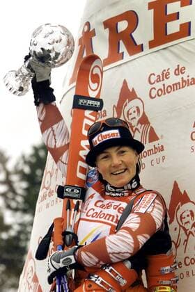 STO03-20010309-ARE, SWEDEN: French Regine Cavagnoud shows her trophy after winning the women s Super-G World Cup when she finished third in today s race in Are, Friday 09 March 2001. SwitzerlandÂ«s Corinne Rey-Bellet won the womenÂ«s Super-G event ahead of CanadaÂ«s Melanie Turgeon and Regine Cavagnoud. EPA PHOTO: JONAS EKSTROMER KOD: 1030 COPYRIGHT SCANPIX SWEDEN ARE SWEDEN Skidor x1030x  Copyright: xJonasxEkströmerx
