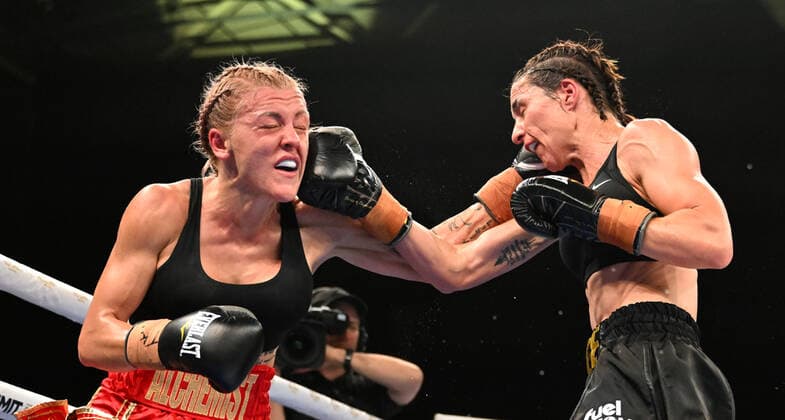 Sport Themen der Woche KW37 Sport Bilder des Tages BOXING GALLEN ORIGIN RUMBLE, Angel Rushton (left) is punched by Ange Harries (right) during their Super Featherweight bout at Nissan Arena in Brisbane, Thursday, September 15, 2022. ( NO ARCHIVING, EDITORIAL USE ONLY, NO USE IN BOOKS WITHOUT CONSENT BRISBANE QUEENSLAND AUSTRALIA  Copyright: xDARRENxENGLANDx 20220915001703699159