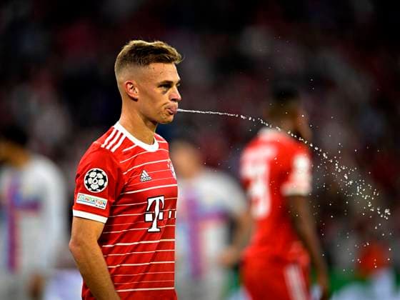 13 09 2022, football UEFA Champions League 2022 2023 preliminary round, FC Bayern Munich FC Barcelona, at the Allianz Arena Munich Joshua Kimmich FC Bayern Munich spits out his water