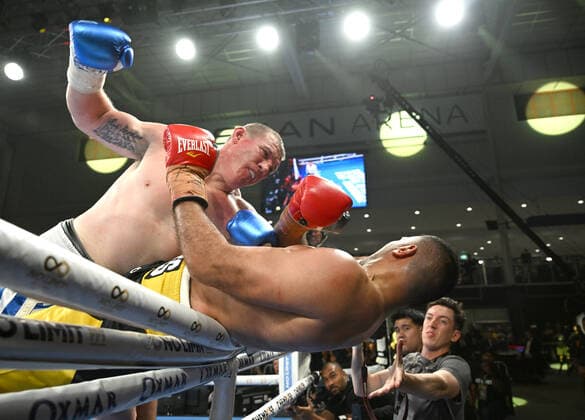 Sport Themen der Woche KW37 Sport Bilder des Tages BOXING GALLEN ORIGIN RUMBLE, Paul Gallen (left) punches Justin Hodges (right) over the ropes during the Origin Rumble bout between Paul Gallen and Justin Hodges Ben Hannant at Nissan Arena in Brisbane, Thursday, September 15, 2022. ( NO ARCHIVING, EDITORIAL USE ONLY, NO USE IN BOOKS WITHOUT CONSENT BRISBANE QUEENSLAND AUSTRALIA  Copyright: xDARRENxENGLANDx 20220915001703747251