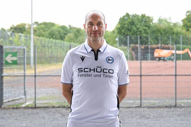 GER, official portrait appointment team photo Arminia Bielefeld 14 09 2022, Schueco Arena , Bielefeld , GER, official portrait appointment team photo Arminia Bielefeld in picture picture shows coach Daniel Scherning DSC Arminia Bielefeld Foto: Teresa Kröger nordphotoxGmbHx xKröger nordphoto00008